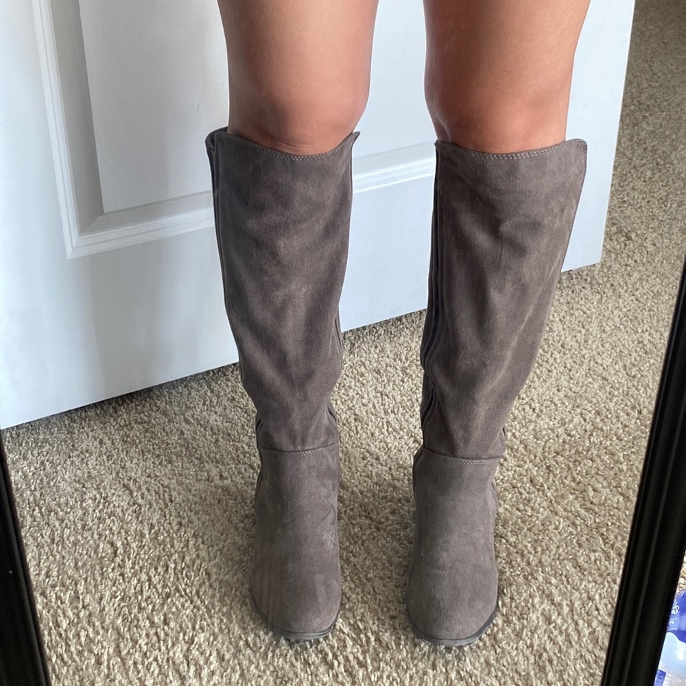 Size 8 knee high boots. Run a little small. I’m usually a 7.5 and these fit fine